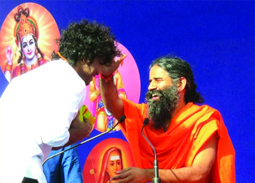 Swami Ramdev Honouring Pravin Bandkar Sir.